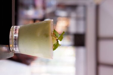 Serin içecekler ve ahşap masada avokado içecekleri, mesaj için yer.