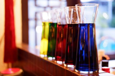 İçki ve alkollü kokteyl tezgahta.