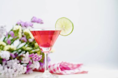 Soğuk içecekler ve alkollü kokteyl tezgahta.