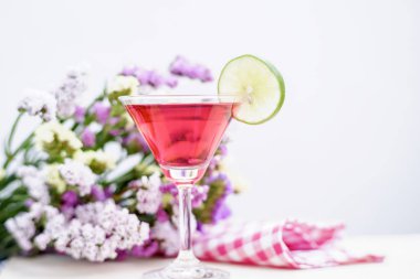 Soğuk içecekler ve alkollü kokteyl tezgahta.