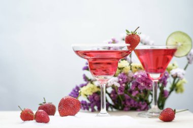 Soğuk içecekler ve alkollü kokteyl tezgahta.