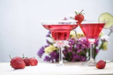 Soğuk içecekler ve alkollü kokteyl tezgahta.