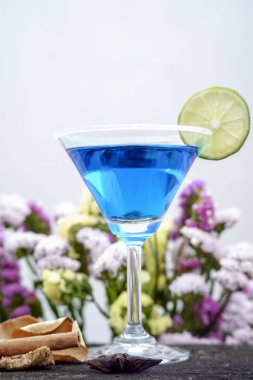 Soğuk içecekler ve alkollü kokteyl tezgahta.