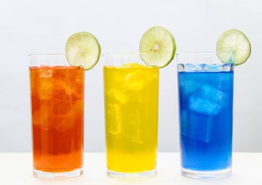 Soğuk içecekler ve alkollü kokteyl tezgahta.