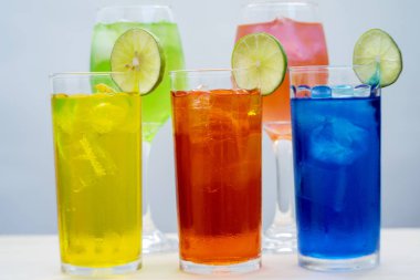 Soğuk içecekler ve alkollü kokteyl tezgahta.