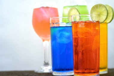 Soğuk içecekler ve alkollü kokteyl tezgahta.