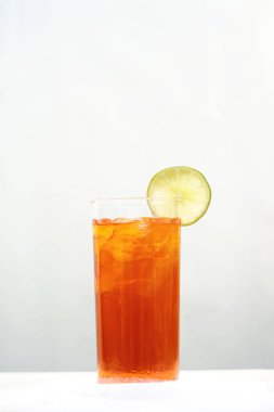 Soğuk içecekler ve alkollü kokteyl tezgahta.