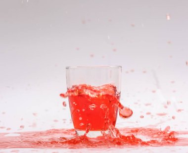 Serin içecekler ve beyaz arka planda su sıçraması