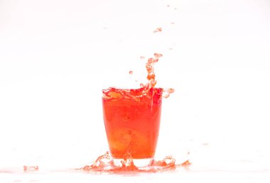 Serin içecekler ve beyaz arka planda su sıçraması