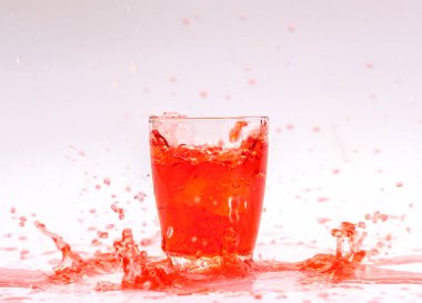 Serin içecekler ve beyaz arka planda su sıçraması