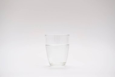 Serin içecekler ve beyaz arka planda su sıçraması