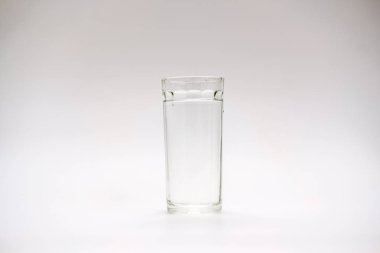 Serin içecekler ve beyaz arka planda su sıçraması