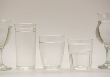 Serin içecekler ve beyaz arka planda su sıçraması