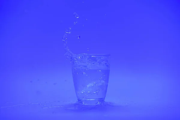 Прохладительные Напитки Брызги Воды Белом Фоне — стоковое фото