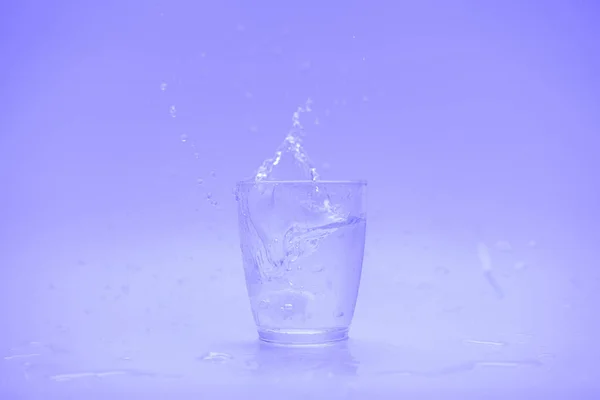 Koele Drankjes Water Spetteren Witte Achtergrond — Stockfoto