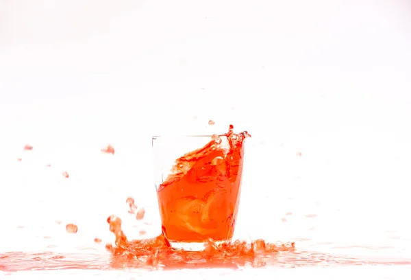 Minuman Dingin Dan Percikan Air Pada Latar Belakang Putih — Stok Foto