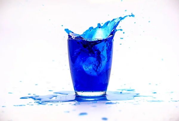 冷たい飲み物と水が白い背景に飛び散る — ストック写真