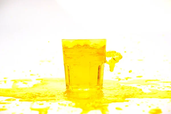 Bebidas Frescas Respingos Água Fundo Branco — Fotografia de Stock