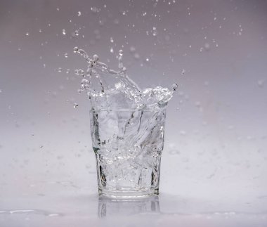 Serin içecekler ve beyaz arka planda su sıçraması