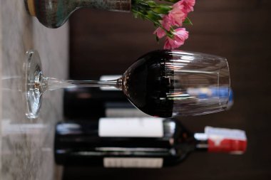 Ahşap arka planda kırmızı şarap kadehi