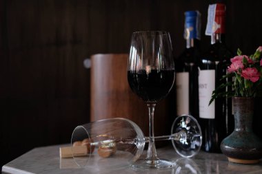 Ahşap arka planda kırmızı şarap kadehi