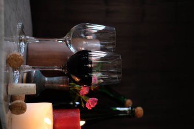 Ahşap arka planda kırmızı şarap kadehi