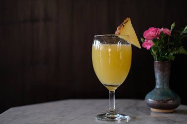 Serin içecekler ve yaz alkollü kokteyl, ahşap masa, mesaj için yer