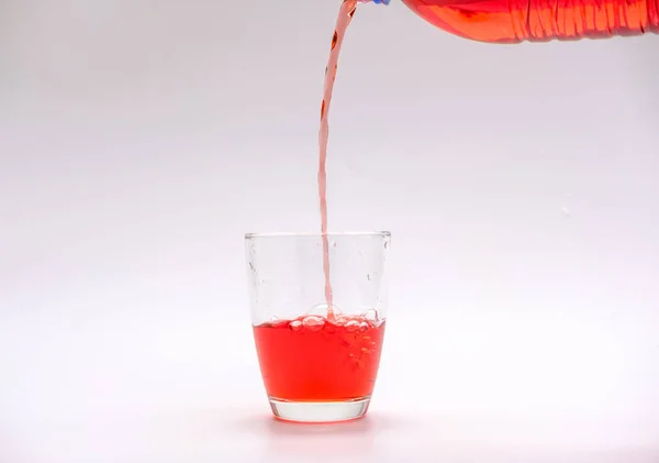 Kühle Getränke Und Wasserspritzer Auf Weißem Hintergrund — Stockfoto