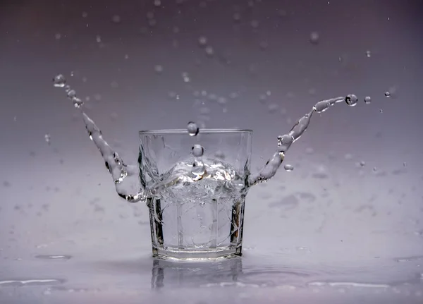 Bebidas Frescas Agua Salpicada Fondo Blanco —  Fotos de Stock