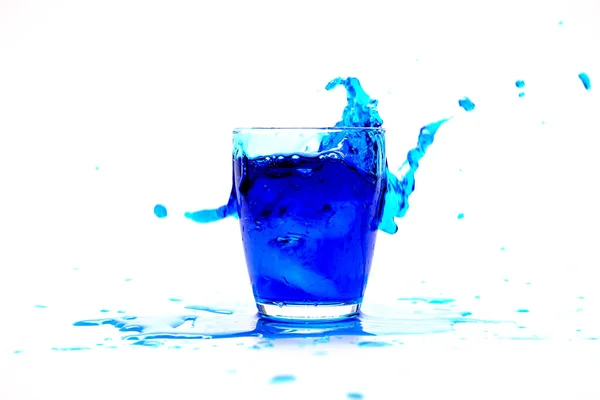 Koele Drankjes Water Spetteren Witte Achtergrond — Stockfoto