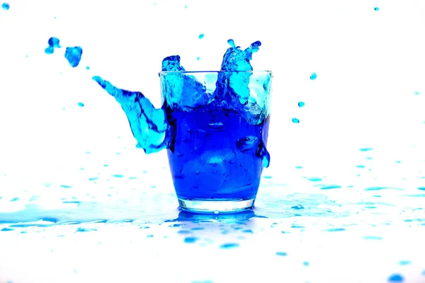 冷たい飲み物と水が白い背景に飛び散る — ストック写真