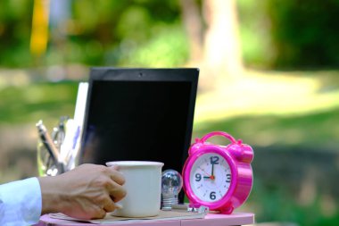 Metin için alarmlı saat ve boşluk tutan iş adamı