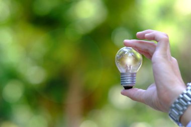 Metin için ampul ve boşluk tutan iş adamı