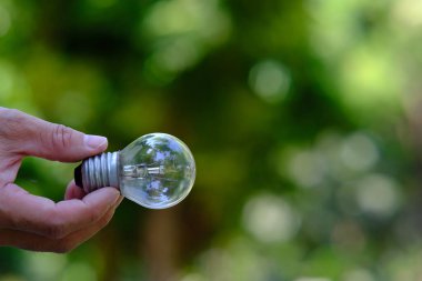 Elinde ampul ve boşluk tutan iş adamı