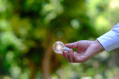 Elinde ampul ve boşluk tutan iş adamı