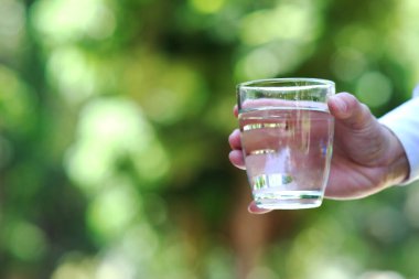 El ele tutuşarak içme suyu ve boşluk.