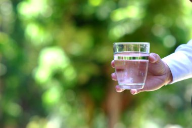 El ele tutuşarak içme suyu ve boşluk.