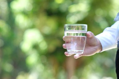 El ele tutuşarak içme suyu ve boşluk.