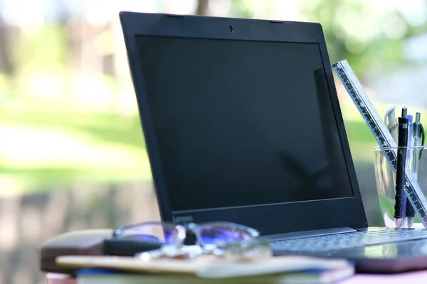 Üzletember Dolgozik Laptop Számítógép Okostelefon — Stock Fotó
