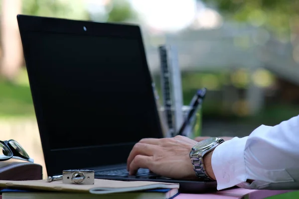 Geschäftsmann Arbeitet Laptop Und Smartphone — Stockfoto