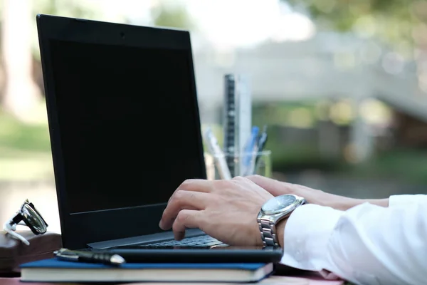 Biznesmen Pracujący Laptopie Stole — Zdjęcie stockowe