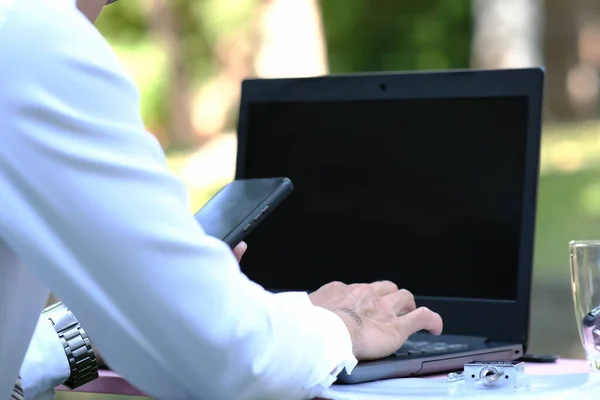 Geschäftsmann Arbeitet Laptop Auf Dem Tisch — Stockfoto