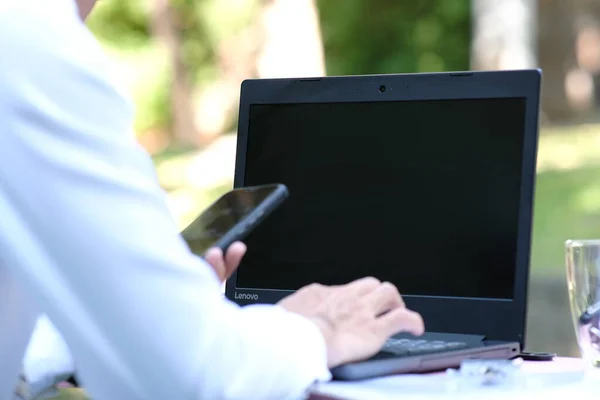 Geschäftsmann Arbeitet Laptop Auf Dem Tisch — Stockfoto