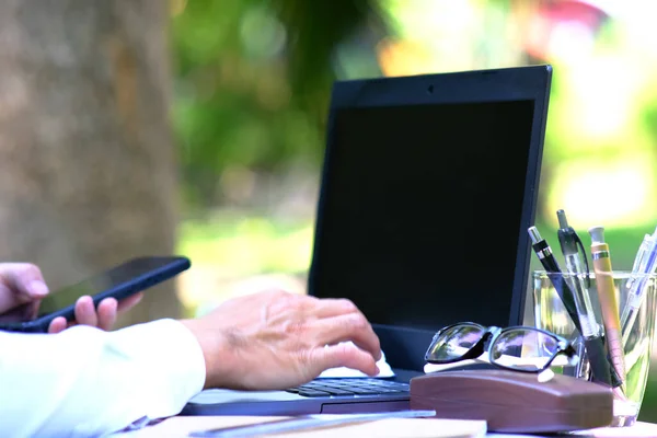 Geschäftsmann Arbeitet Laptop Auf Dem Tisch — Stockfoto