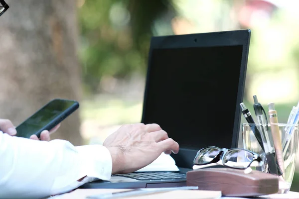 Geschäftsmann Arbeitet Laptop Auf Dem Tisch — Stockfoto