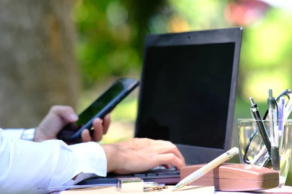 Geschäftsmann Arbeitet Laptop Auf Dem Tisch — Stockfoto