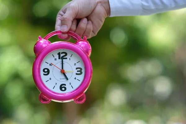 Empresário Segurando Despertador Espaço — Fotografia de Stock