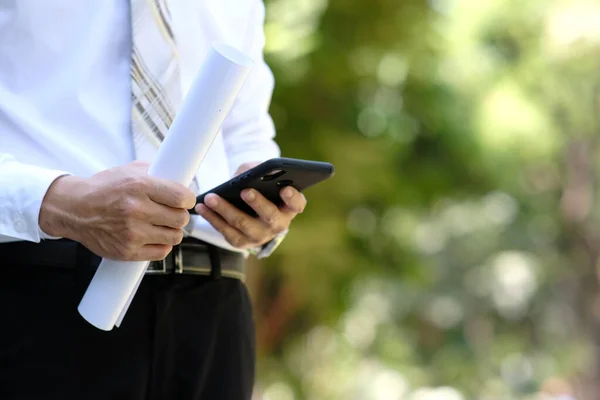 Affärsman Med Hjälp Smartphone Utomhus — Stockfoto