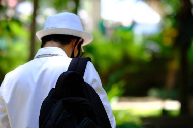 Akıllı telefon kullanan iş adamı ve iş adamları teknoloji kavramını kullanıyor