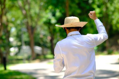 İş adamı akıllı telefon kullanıyor ve dışarıda iş haberleri okuyor.
